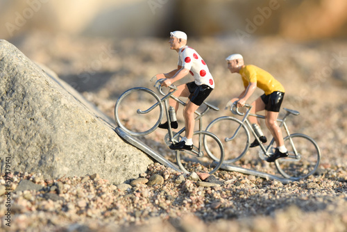 Cyclisme cycliste vélo Tour de France maillot jaune pois montagne