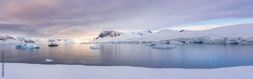 Expeditionsschiff vor antarktischer Eisberg Landschaft bei Portal Point welches am Zugang zu Charlotte Bay auf der Reclus Halbinsel, an der Westküste von Graham Land liegt.	