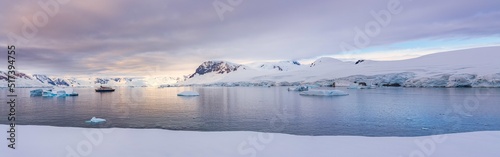 Expeditionsschiff vor antarktischer Eisberg Landschaft bei Portal Point welches am Zugang zu Charlotte Bay auf der Reclus Halbinsel, an der Westküste von Graham Land liegt. 