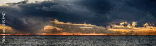 Billede på lærred Stormy sea under dark stormy sky with fata morgana on the horizon