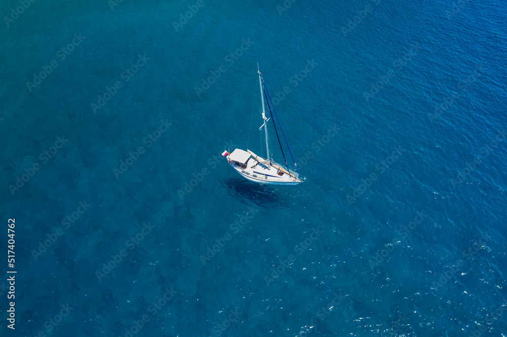 Wyspa Aegina w Grecji, widok z góry z drona. Widok na piekne morze śródziemne.