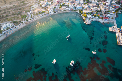 Wyspa Aegina w Grecji, widok z góry z drona. Widok na piekne morze śródziemne.