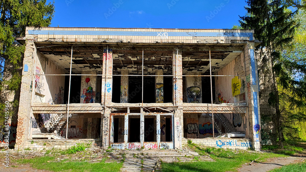 Obraz premium An old abandoned ruined building in a park on the outskirts of Kyiv. In the past there was a restaurant overlooking the lake