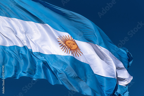 BANDERA ARGENTINA DE CERCA. CIELO AZUL OSCURO. HORIZONTAL.COLOR. photo