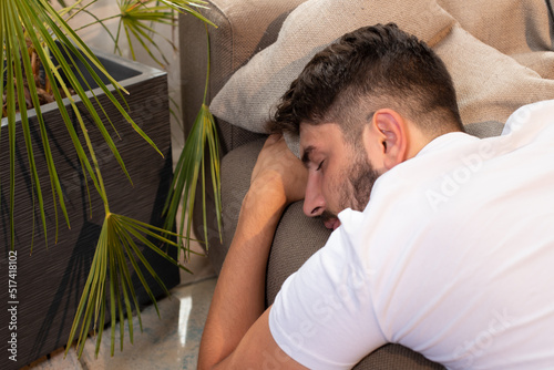 jeune homme faisant la sieste dans son canapé photo