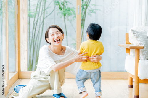 子供を抱きしめる日本人母親
