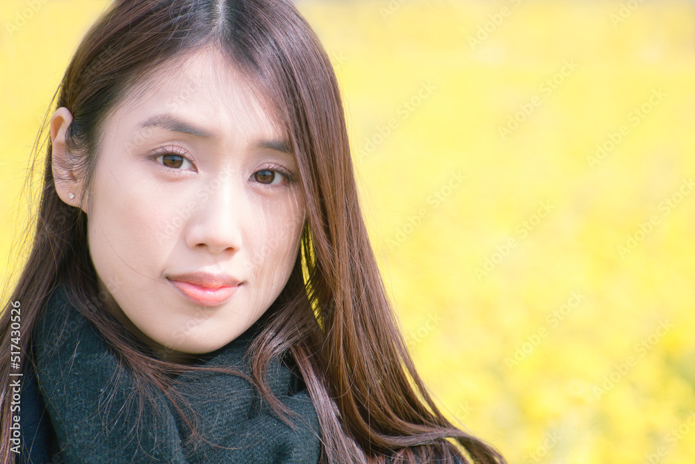 菜の花畑と若い女性のアップ