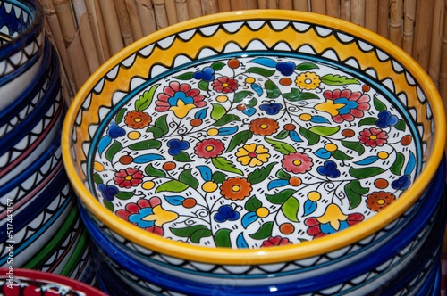 Céramiques motifs fleuris couleurs vives photo