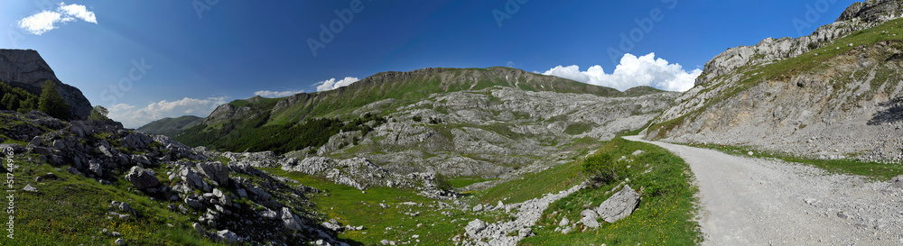 Mountain range next to the  Bukumirsko Lake (Montenegro) // Gebirgszug am Bukumirsko-See (Montenegro)