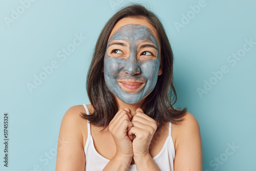 Φωτογραφία Photo of positive dreamy young woman with dark hair has eastern appearance keeps