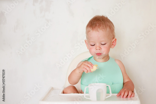 kid eats with a spoon and learns by himself