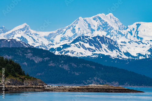 Eine großartige Landschaft - Schneebedeckte Berge und zehn Gletscher bilden die Kulisse in der Glacier Bay, Alaska