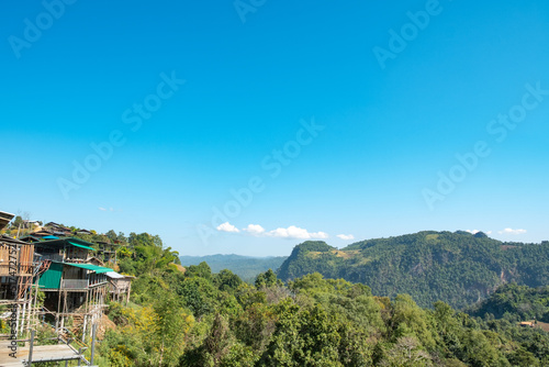 Fotografía mountain scenery with wooden house on the edge of the hill
