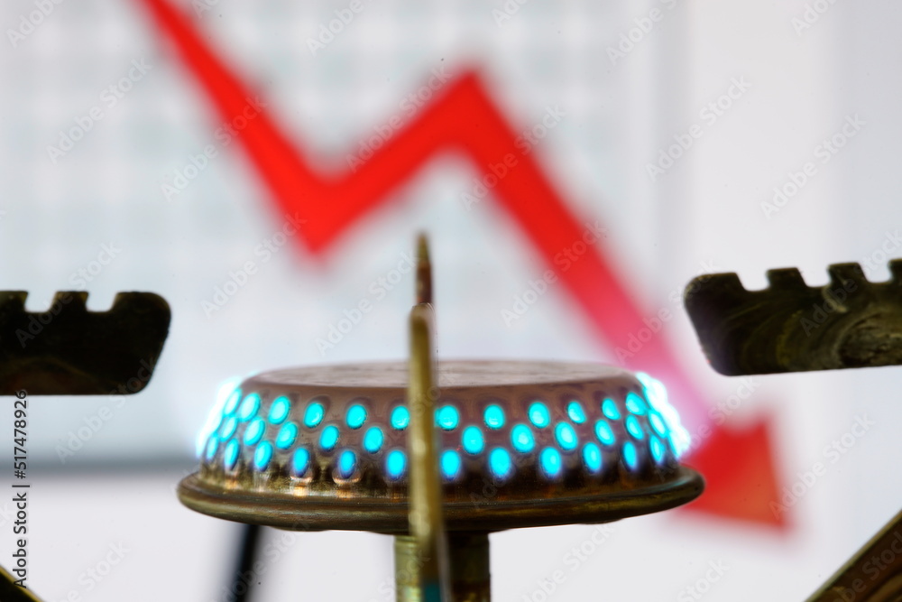 Symbolbild Gasflamme, roter Pfeil auf Flipchart zeigt nach unten
