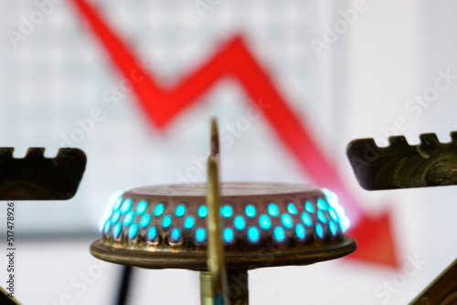 Obraz na płótnie Symbolbild Gasflamme, roter Pfeil auf Flipchart zeigt nach unten w salonie