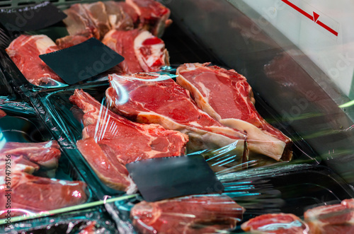 Fotografía Raw chilled vacuum-packed pork steaks on a shop window