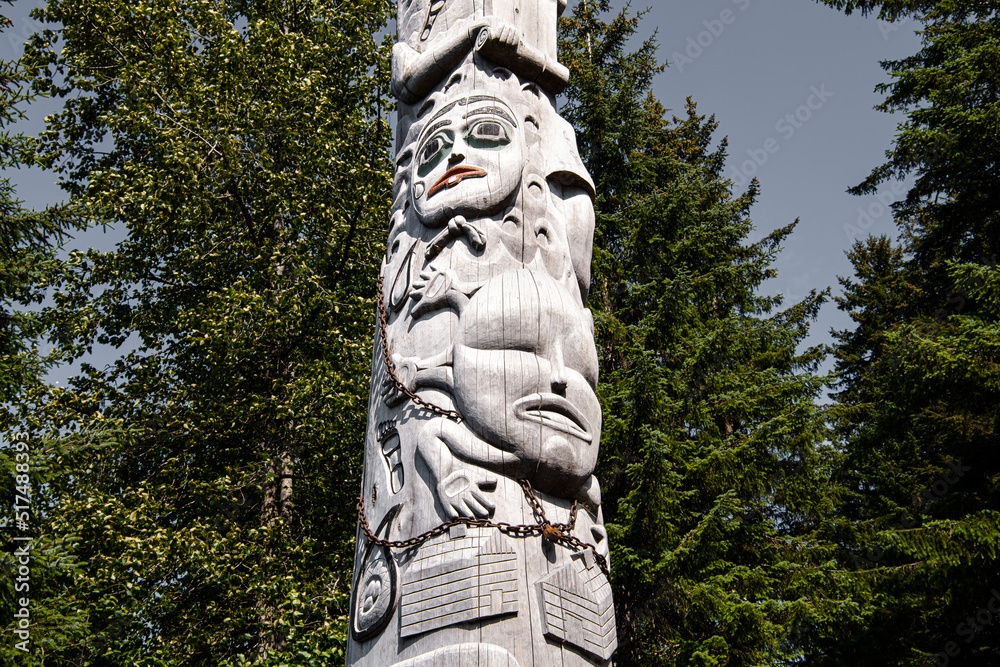 Totempfahl - Geschnitze Holzsäule als Ausdruck der Kultur des Stammes der Tlingit Indianer Totempfahl - Geschnitze Holzsäule als Ausdruck der Kultur des Stammes der Tlingit Indianer