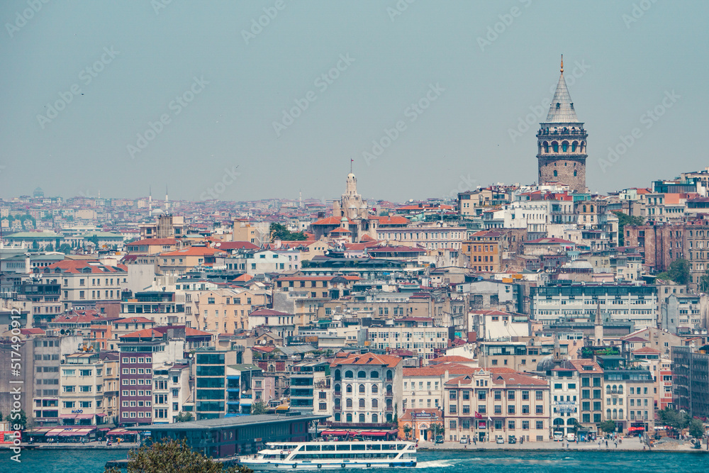 Panorama of the Galata neighborhood in Istanbul, with the Galata tower standing out between the buildings.