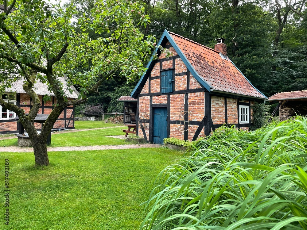 Fototapeta premium Bauernhof in Niedersachsen, Nebengebäude 