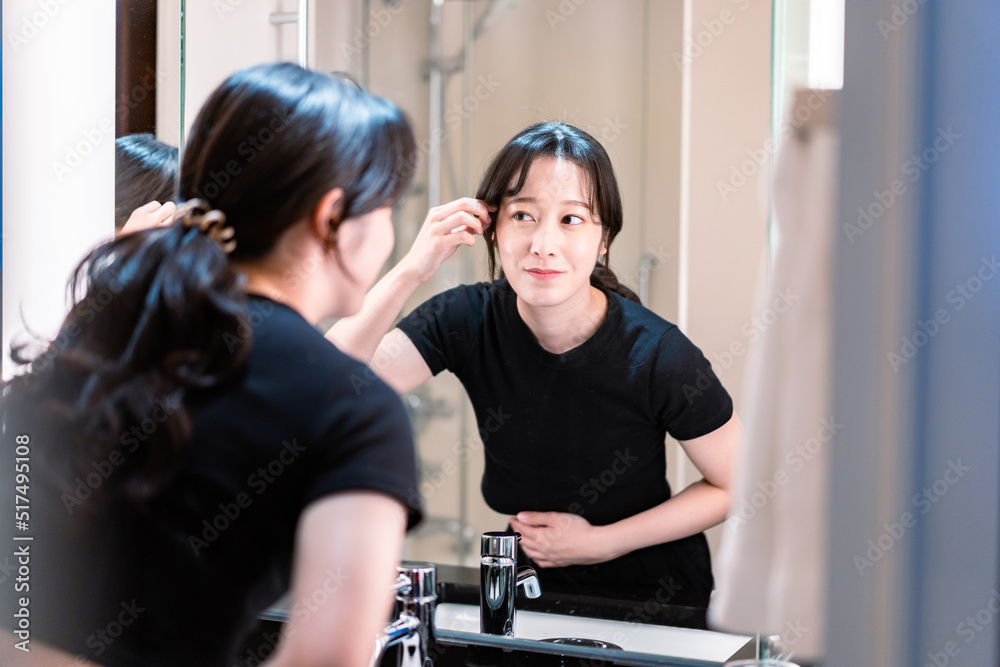 肌環境のチェックをする若い女性 肌環境のチェックをする若い女性