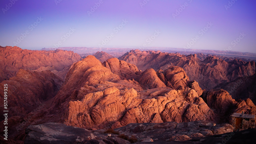 Przed wschodem słońca na górze Horeb. Egipt 2020. Widok z góry Synaj.  Poszarpany nagi masyw górski z szaroczerwonego granitu