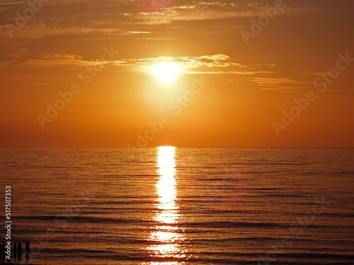 pomarańczowy zachód słońca nad morzem