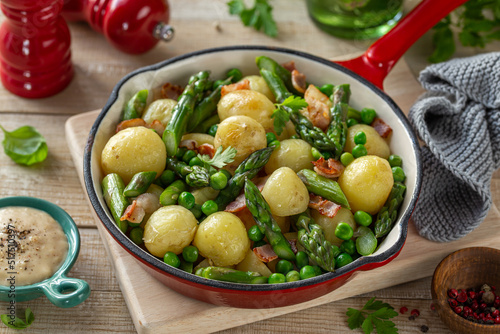 one-pan roasted baby potatoes with asparagus, bacon and peas