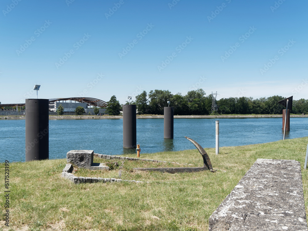 Naturschutzgebiet in der ehemaligen Rheinaue. Blick auf den Großer Elsässischer Kanal von Spitze der Rheininsel Naturschutzgebiet in der ehemaligen Rheinaue. Blick auf den Großer Elsässischer Kanal von Spitze der Rheininsel