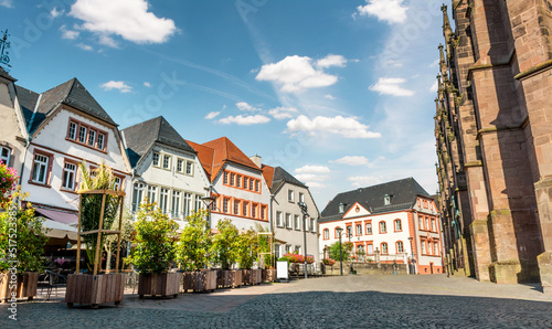 Stadt St. Wendel, Saarland, Deutschland – Historische Häuser am Fruchtmarkt mit Wendalinusbasilika Dom im Sommer photo