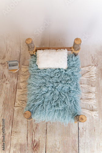 wooden bed for newborn photography