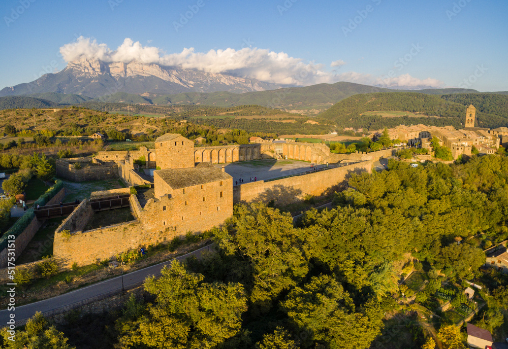 Naklejka premium Castillo de Aínsa, siglos xi y xvi, Aínsa, Huesca, Aragón, cordillera de los Pirineos, Spain