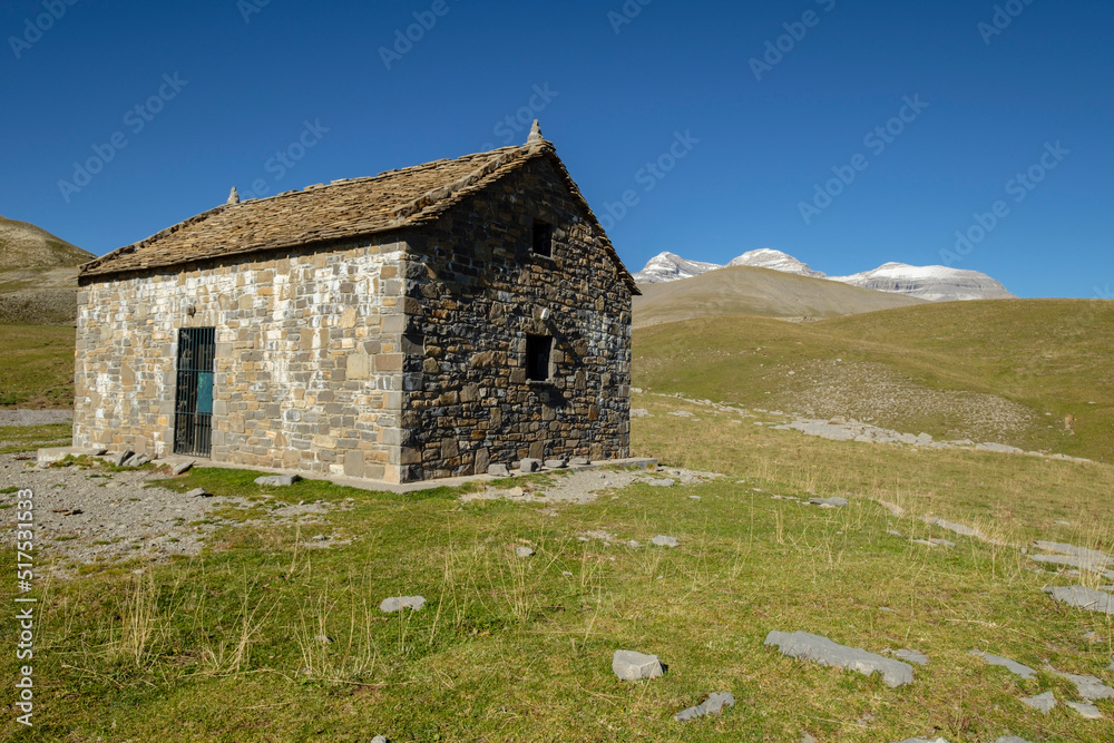 Obraz premium refugio de pastores de Cuello Arenas, parque nacional de Ordesa y Monte Perdido, comarca del Sobrarbe, Huesca, Aragón, cordillera de los Pirineos, Spain