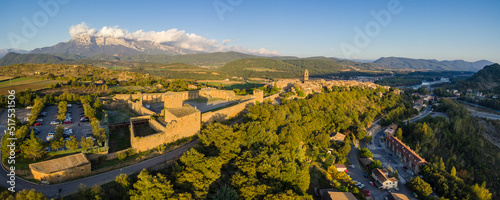 Obraz na plátně Castillo de Aínsa,  siglos xi y xvi, Aínsa, Huesca, Aragón, cordillera de los Pi