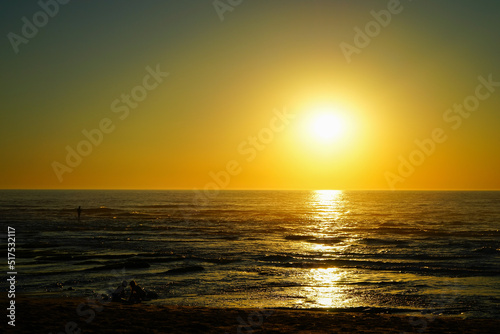 Fototapeta Naklejka Na Ścianę i Meble -  Plage le soir avec un coucher de soleil sur l'océan