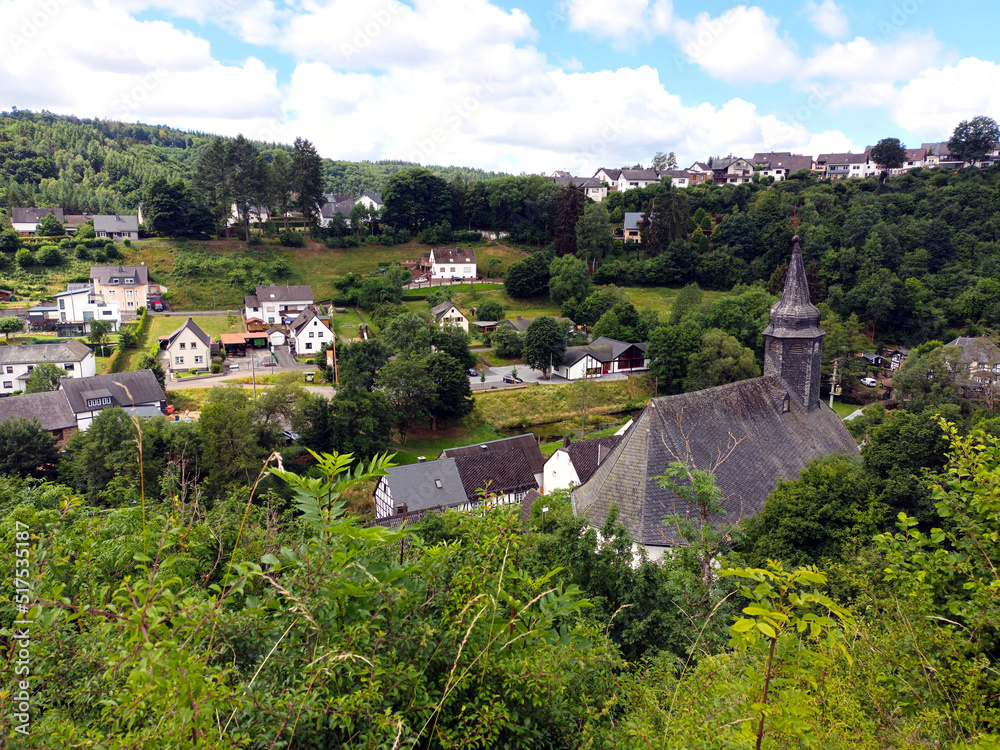 Blick auf Virneburg im Landkreis Mayen-Koblenz in der Eifel / Vulkaneifel. Aussicht vom Premium-Wanderweg Traumpfad Virne-Burgweg.