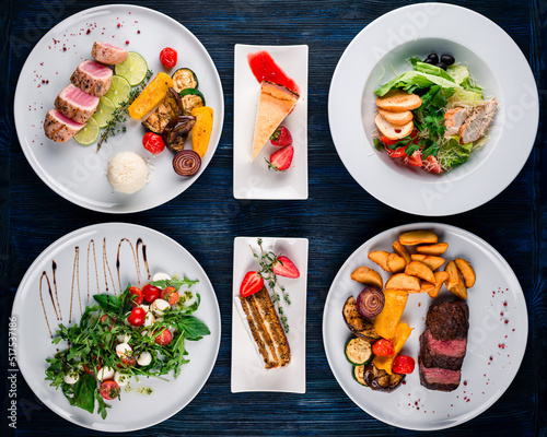 Quadro em tela table set for two with a main course, salad and dessert