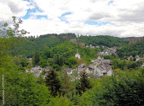 Blick auf die Ruine der Virneburg und den Ort Virneburg im Landkreis Mayen-Koblenz in der Eifel / Vulkaneifel. Aussicht vom Premium-Wanderweg Traumpfad Virne-Burgweg.