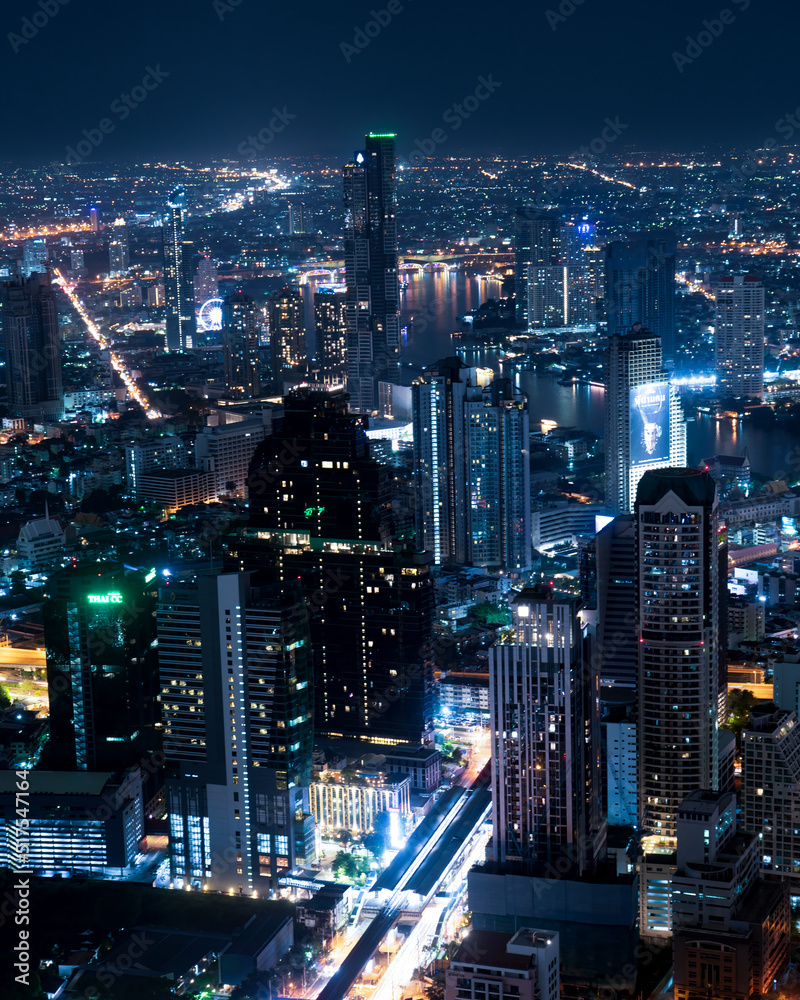 Fototapeta premium Bangkok by night, vue du Mahanakhon.