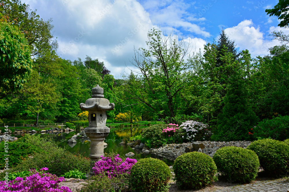 Obraz premium ogród japoński nad wodą, japońska latarenka kamienna, designer garden