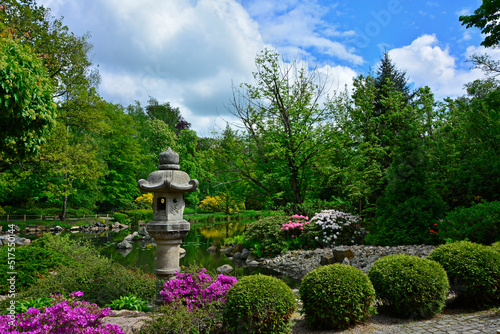 ogród japoński nad wodą, japońska latarenka kamienna,  designer garden