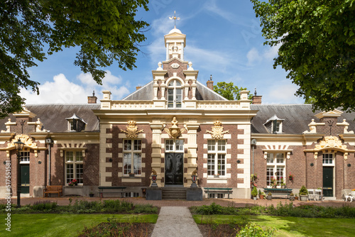 Billede på lærred Asyl for old and infirm sailors; a courtyard consisting of 14 houses, built in 1872, in the municipality of Brielle in the Netherlands
