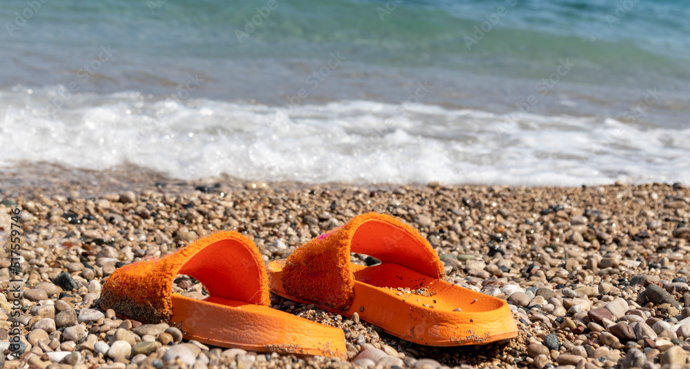 Obraz premium beach slippers on the beach, vacation photo. related to tourism
