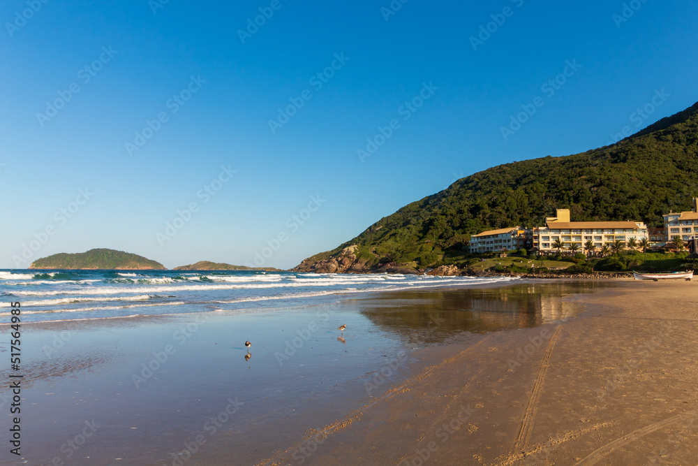 reflexo do céu em uma praia com ondas brancas em dia de sol em Florianópolis na Praia do Santinho Santa Catarina, Brasil, florianopolis