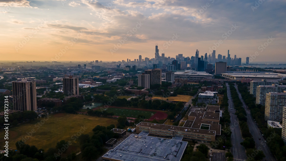 Obraz premium establishing aerial drone footage of a Chicago neighborhood downtown. the city beautiful architectural is also covered by lush green trees throughout creating a welcoming view for tourist