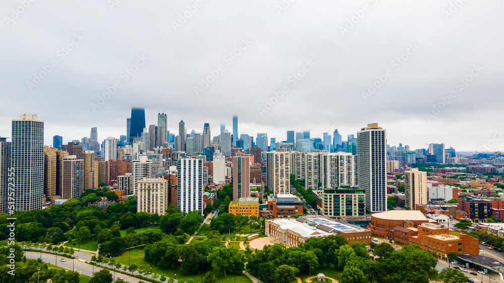 Obraz premium establishing aerial drone footage of a Chicago neighborhood downtown. the city beautiful architectural is also covered by lush green trees throughout creating a welcoming view for tourist