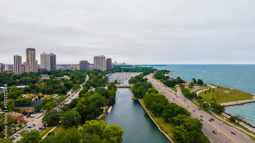 Obraz premium establishing aerial drone footage of a Chicago neighborhood downtown. the city beautiful architectural is also covered by lush green trees throughout creating a welcoming view for tourist