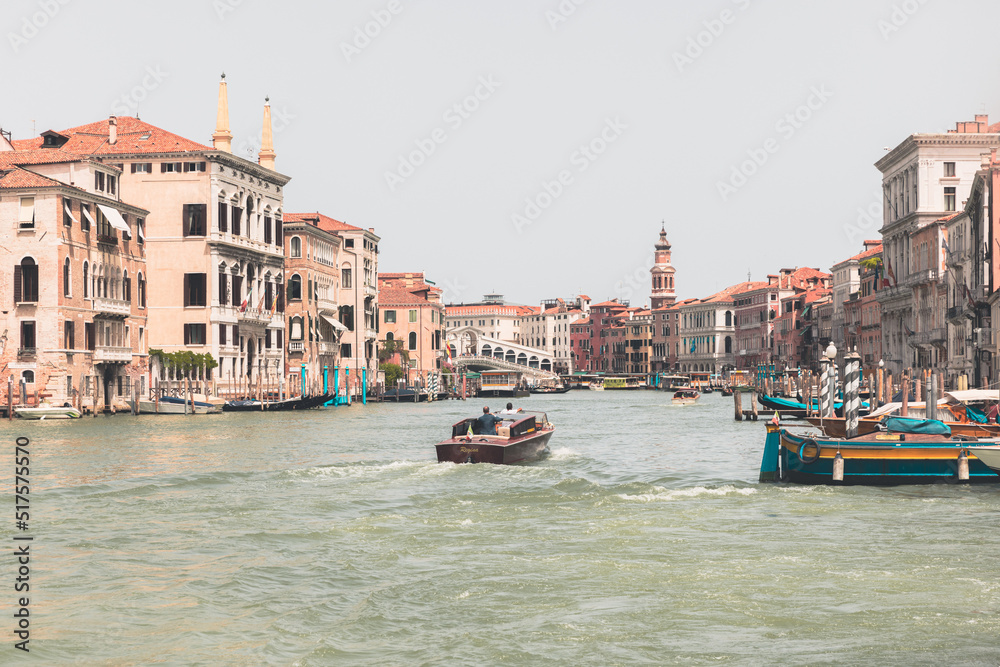 Fototapeta premium Boats and gondolas passing near Rialto Bridge in Venice