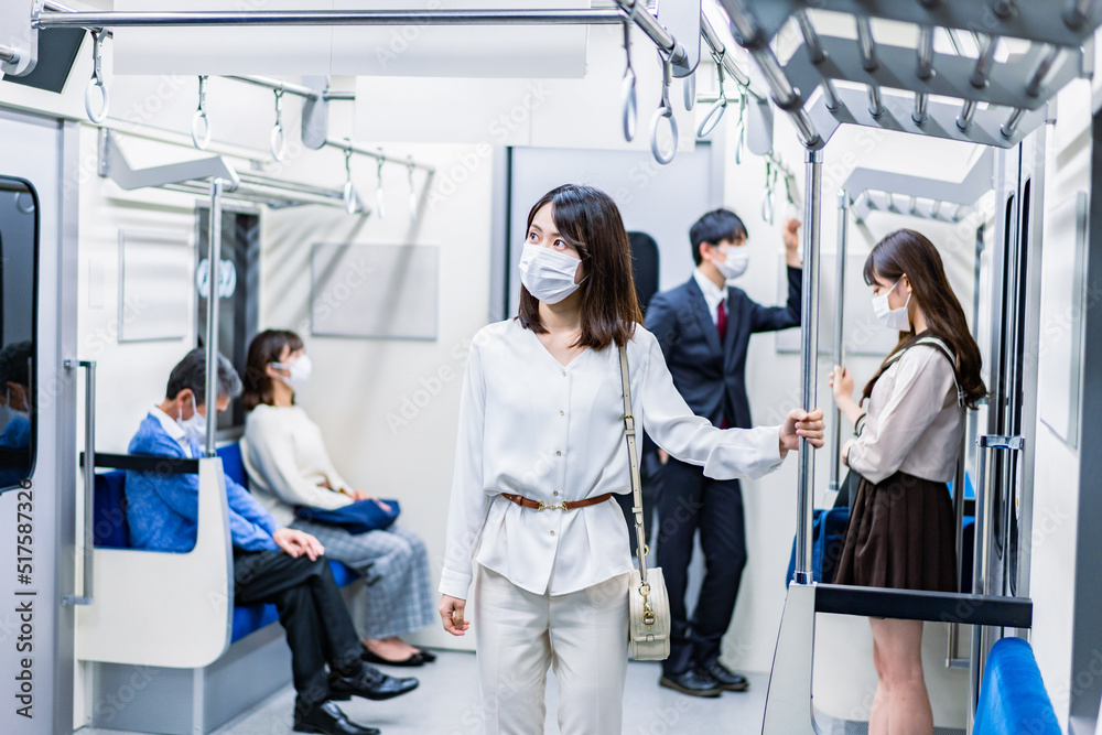 電車・地下鉄で移動する人々 電車・地下鉄で移動する人々
