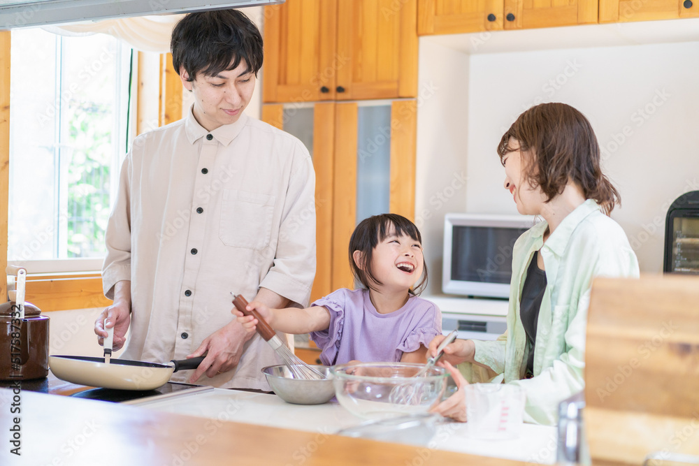 家族で料理を作る仲良しのファミリー