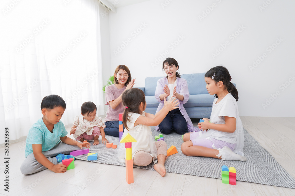 ママ友と遊ぶ子どもたち ママ友と遊ぶ子どもたち